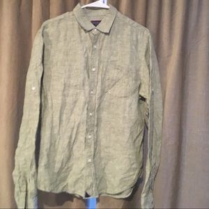 Men’s Untuckit Wheat color button down shirt.